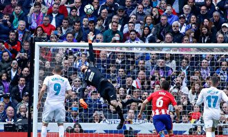 Paradón de Oblak ante el Real Madrid en un derbi. | Cordon Press