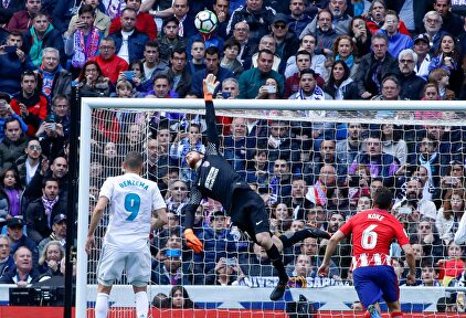 Paradón de Oblak ante el Real Madrid en un derbi. | Cordon Press
