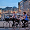 9. ÁmsterdamDos mujeres pasean con su bicicleta por uno de los canales de Amsterdam, en Holanda.