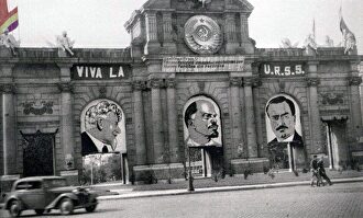 Homenaje a la URSS en la Puerta de Alcalá durante la Guerra Civil |  Cordon Press