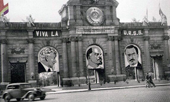Homenaje a la URSS en la Puerta de Alcalá durante la Guerra Civil |  Cordon Press