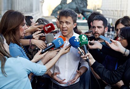 Errejón, atendiendo a los medios a las puertas del Congreso. | EFE