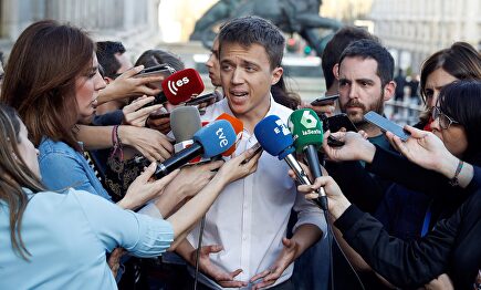 Errejón, atendiendo a los medios a las puertas del Congreso. |  EFE