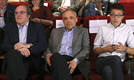 Gabilón y Errejón, separados por Rafael Simancas, en un acto público. |  EFE