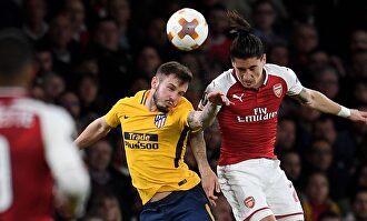 Héctor Bellerín salta con Saúl en un Arsenal-Atlético de Madrid. |  EFE