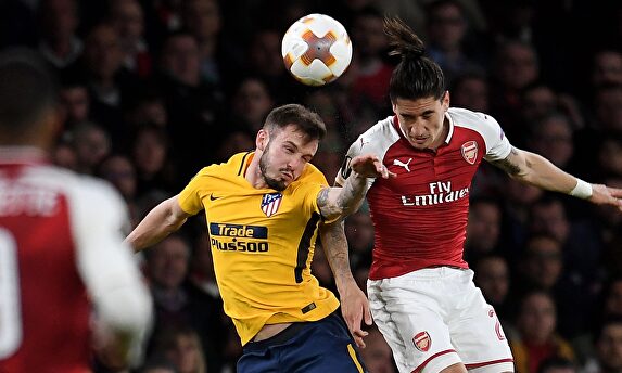 Héctor Bellerín salta con Saúl en un Arsenal-Atlético de Madrid. |  EFE