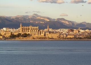 mallorca-palma-de-mallorca-palma-catedral-de-la-ciudad-iglesia-espana-arquitectura-costa-mar-la-naturaleza-cielo-el-agua-nubes-el-clim.jpg