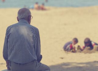 yalova-turquia-playa-marine-anciano-hombre-de-pensamiento-abuelo-ninos-juego-paz-belleza-verano-abuelo-abuelo-abuelo-abuelo-abuelo.jpg