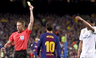 Hernández Hernández muestra una cartulina amarilla. |  EFE