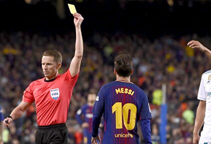 Hernández Hernández muestra una cartulina amarilla. |  EFE