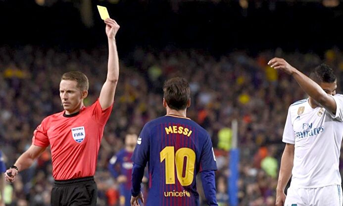 Hernández Hernández muestra una cartulina amarilla. |  EFE