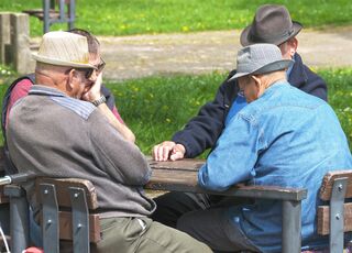 jubilados-los-hombres-juego-de-domino.jpg