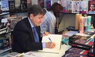 Federico Jiménez Losantos durante la firma de libros. |  David Alonso Rincón