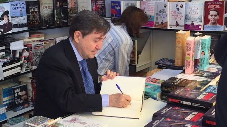 Federico Jiménez Losantos durante la firma de libros. |  David Alonso Rincón