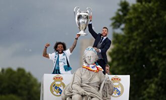 Marcelo y Sergio Ramos, en la plaza de Cibeles con la Copa de Europa que el Real Madrid ganó hace dos años en Kiev. | Archivo