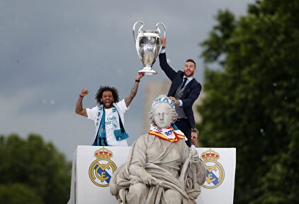 Marcelo y Sergio Ramos, en la plaza de Cibeles con la Copa de Europa que el Real Madrid ganó hace dos años en Kiev. | Archivo
