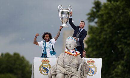 Marcelo y Sergio Ramos, en la plaza de Cibeles con la Copa de Europa que el Real Madrid ganó hace dos años en Kiev. | Archivo