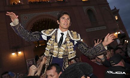 Sebastian Castella sale por la Puerta Grande de Las Ventas. | EFE