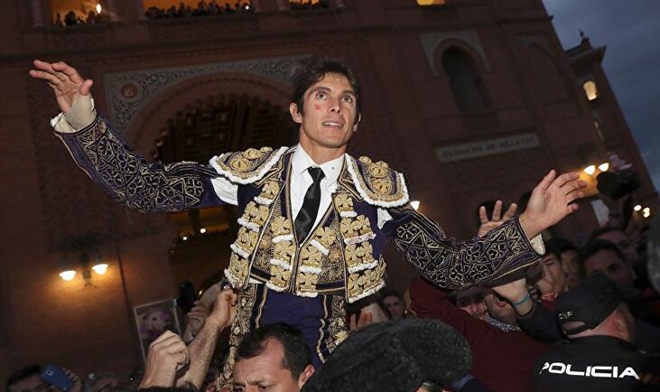 Sebastian Castella sale por la Puerta Grande de Las Ventas. | EFE