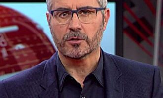 Miguel Ángel Oliver, en su etapa de presentador de informativos |  Cuatro