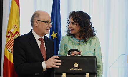 Cristóbal Montoro, junto a su sucesora, María Jesús Montero, en el acto de traspaso de la cartera de ministro de Hacienda. | EFE