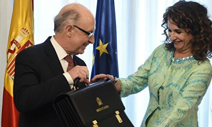Cristóbal Montoro y María Jesús Montero, en la toma de posesión de ésta última como ministra de Hacienda. |  EFE
