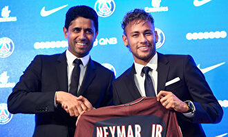 Neymar, junto a Al Khelaifi en su presentación con el PSG. |  Archivo