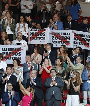 Independentistas pidiendo la libertad de los presos golpistas |  EFE