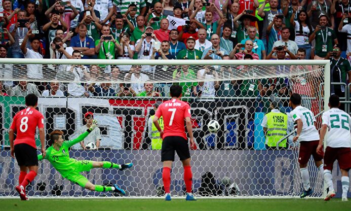 Carlos Vela transforma un penalti con México. |  EFE