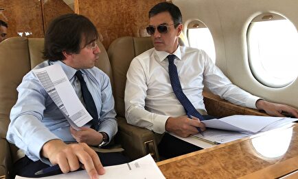 Sánchez, en la ya famosa fotografía tomada en el Falcon oficial. | Moncloa