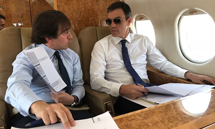 Sánchez, en la ya famosa fotografía tomada en el Falcon oficial. | Moncloa