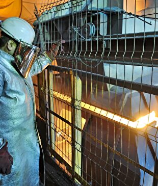 Trabajador en un horno de una fábrica de acero |  Alamy