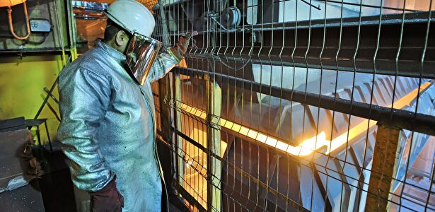 Trabajador en una planta |  Alamy