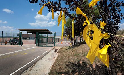 Lazos amarillos en la puerta de Lledoners. |  EFE