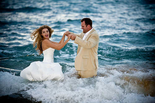 La peor inversión de una boda: el vestido de novia va al mar o a la basura - Mercado