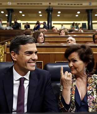 Pedro Sánchez y Carmen Calvo en una imagen de archivo. |  EFE