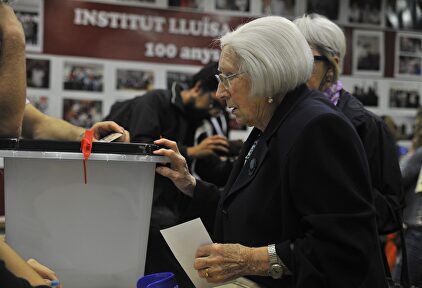 Una mujer votando el 1-O. | Cordon Press