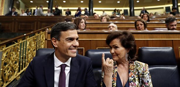 Pedro Sánchez y Carmen Calvo en una imagen de archivo. |  EFE