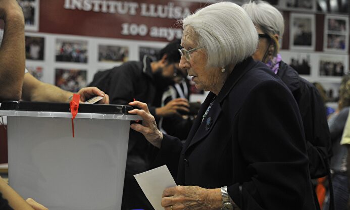 Una mujer votando el 1-O. | Cordon Press