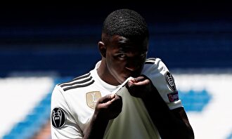 Vinicius besa el escudo del Real Madrid en su presentación. | EFE