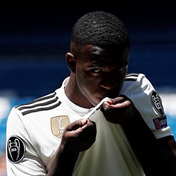 Vinicius besa el escudo del Real Madrid en su presentación. | EFE