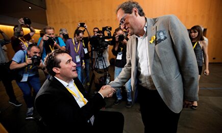 Bonvehí saluda al presidente catalán, Quim Torra. |  Archivo