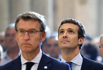 Alberto Núñez Feijóo y, en segundo plano, Pablo Casado | EFE