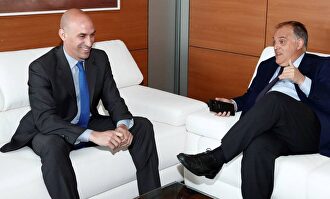 Luis Rubiales y Javier Tebas dialogando |  EFE