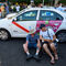 Dos taxistas conversan sentados junto a su taxi en mitad de la Castellana de Madrid.