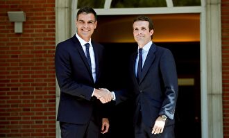 Sánchez y Casado a las puertas de Moncloa |  EFE