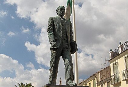 Monumento a Blas Infante en Archidona | Wikipedia