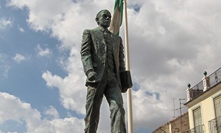 Monumento a Blas Infante en Archidona | Wikipedia