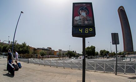 Una de las olas de calorr del pasado año en Sevilla. |  EFE