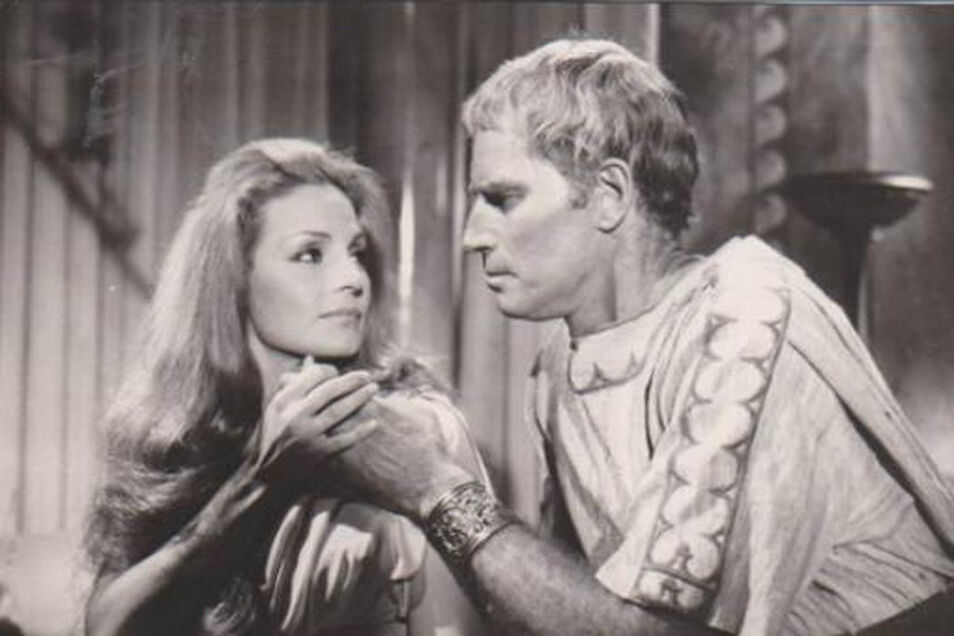 Cuando Charlton Heston mordió a Carmen Sevilla (y lo que pasó después)  Charlton-heston-carmen-sevilla